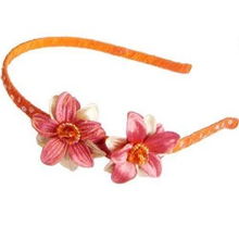 線條優(yōu)雅的萊恩茜娜 韓版發(fā)飾中的美少女與珠寶風(fēng)